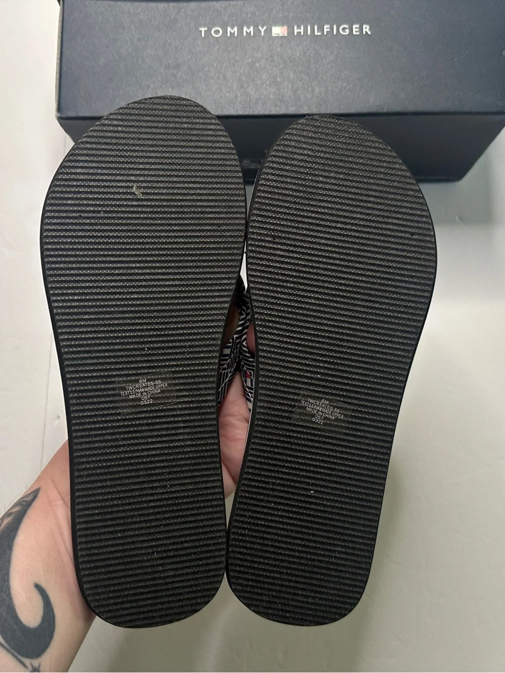 NIB Tommy Hilfiger Women's Patterned Logo Flip Flops Womens 6